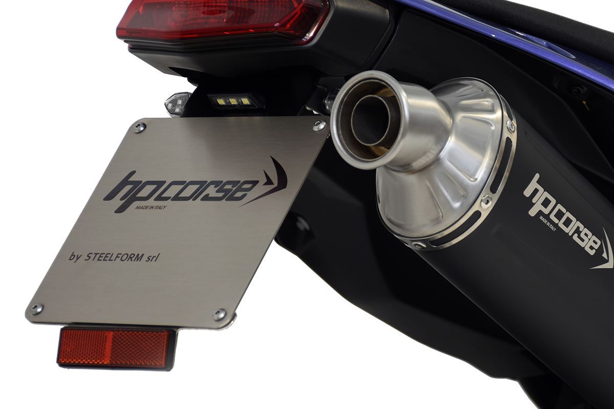 PORTA TARGA PER Scarico HP corse YAMAHA - TÉNÉRÉ 700 2019-2025 SHORT TITANIUM/ BLACK -PASSAGGIO ALTO