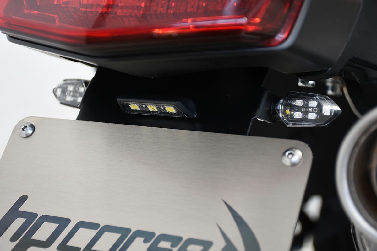 PORTA TARGA PER Scarico HP corse YAMAHA - TÉNÉRÉ 700 2019-2025 SHORT TITANIUM/ BLACK -PASSAGGIO ALTO