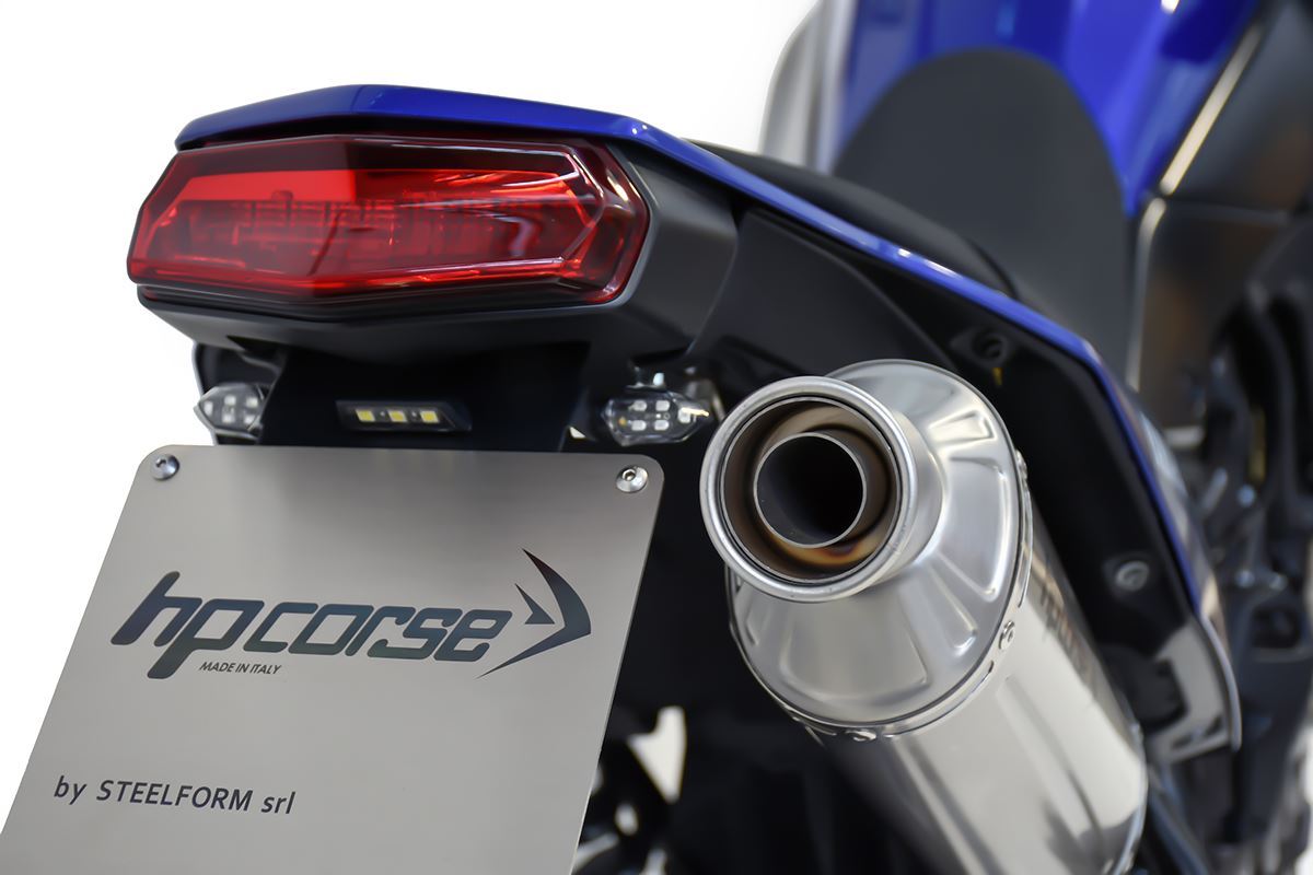 PORTA TARGA PER Scarico HP corse YAMAHA - TÉNÉRÉ 700 2019-2025 SHORT TITANIUM/ BLACK -PASSAGGIO ALTO