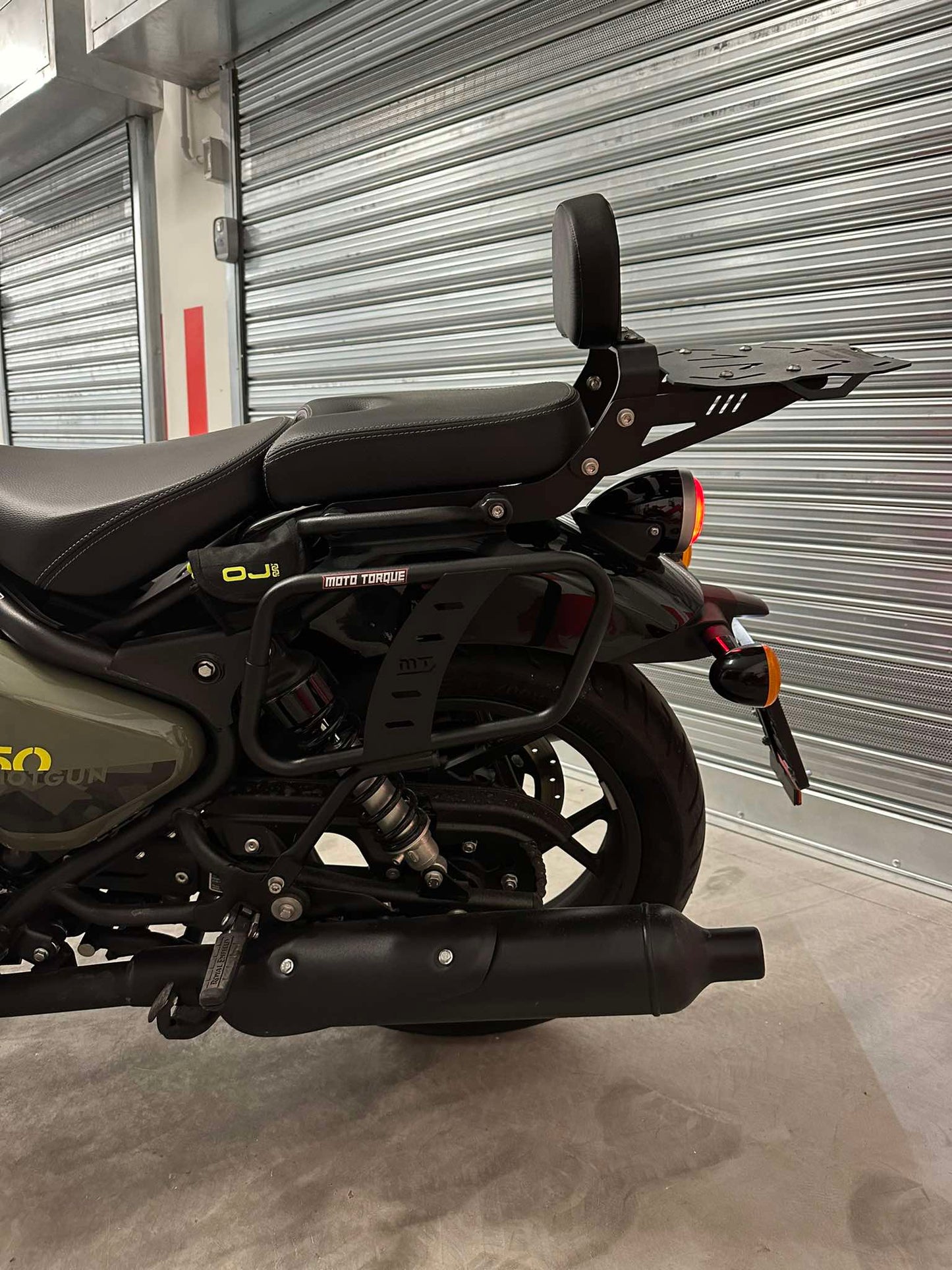 Vista laterale bauletto con schienale per royal enfield shotgun e classic 650