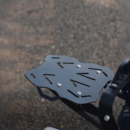 foto dettaglio piastra per portapacchi di shotgun e classic 650 moto torque