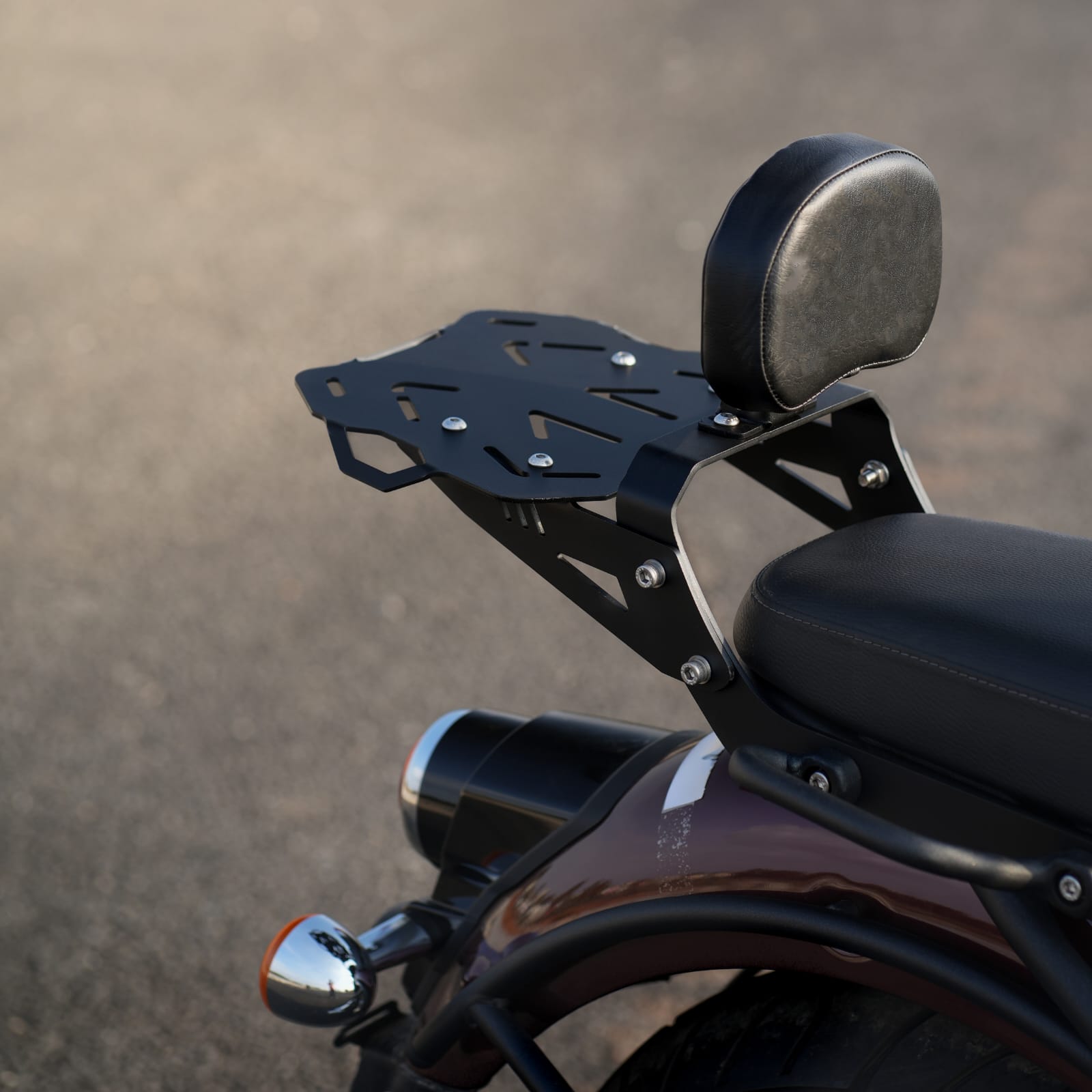 portapacchi con schienale marcato moto torque, made in india, per moto royal enfield shotgun 650 e classic 650