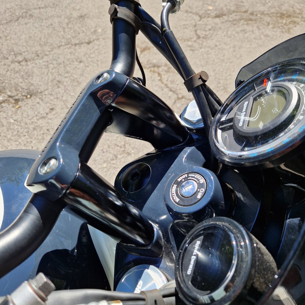 Rialzo manubrio 30 mm con arretramento 22 mm per Royal Enfield Shotgun 650 nero anodizzato - Cod. 45086