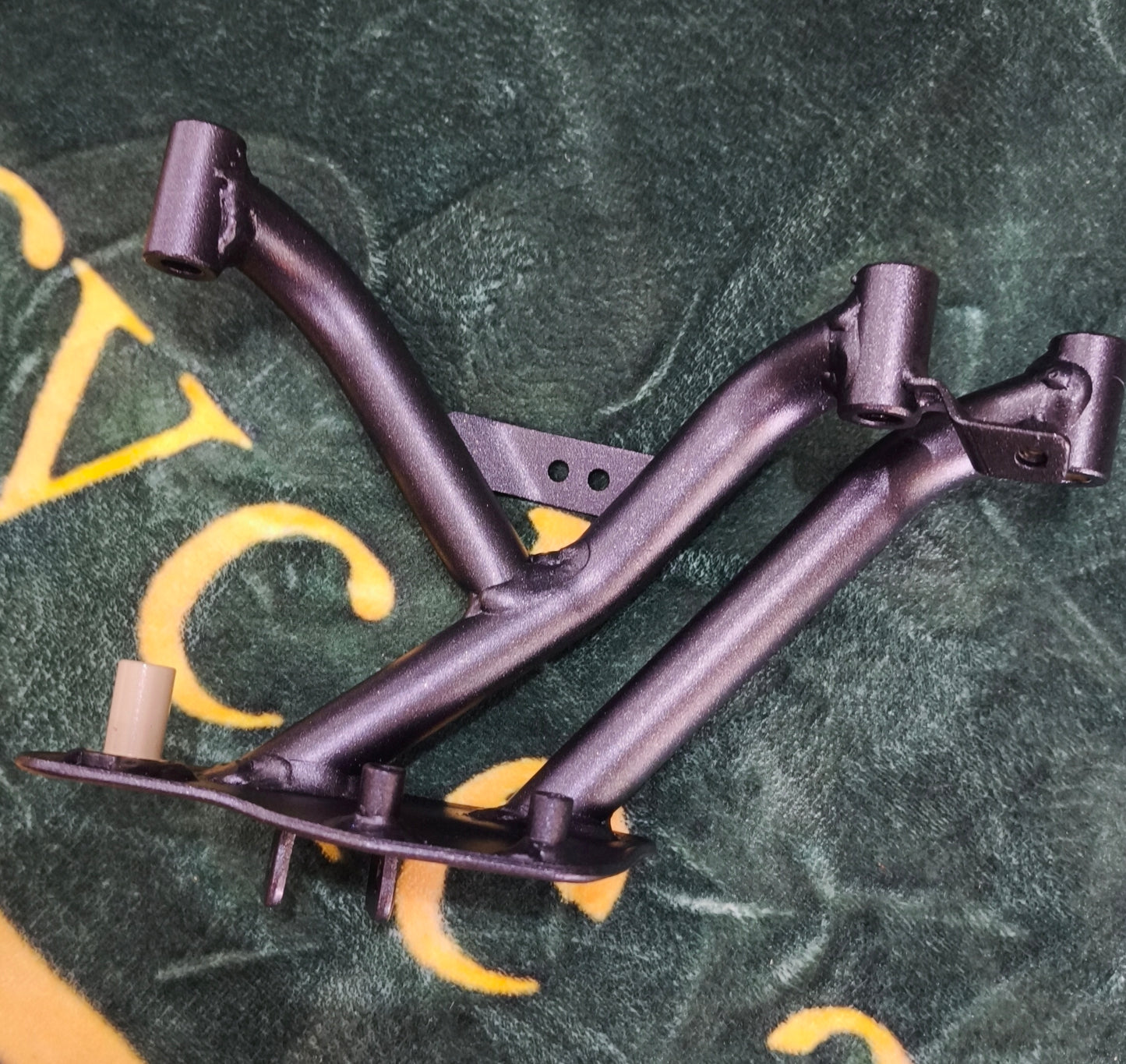 Staffa montaggio Pedalino anteriore DX Originale Royal Enfield Super metoer 650-RAE00405